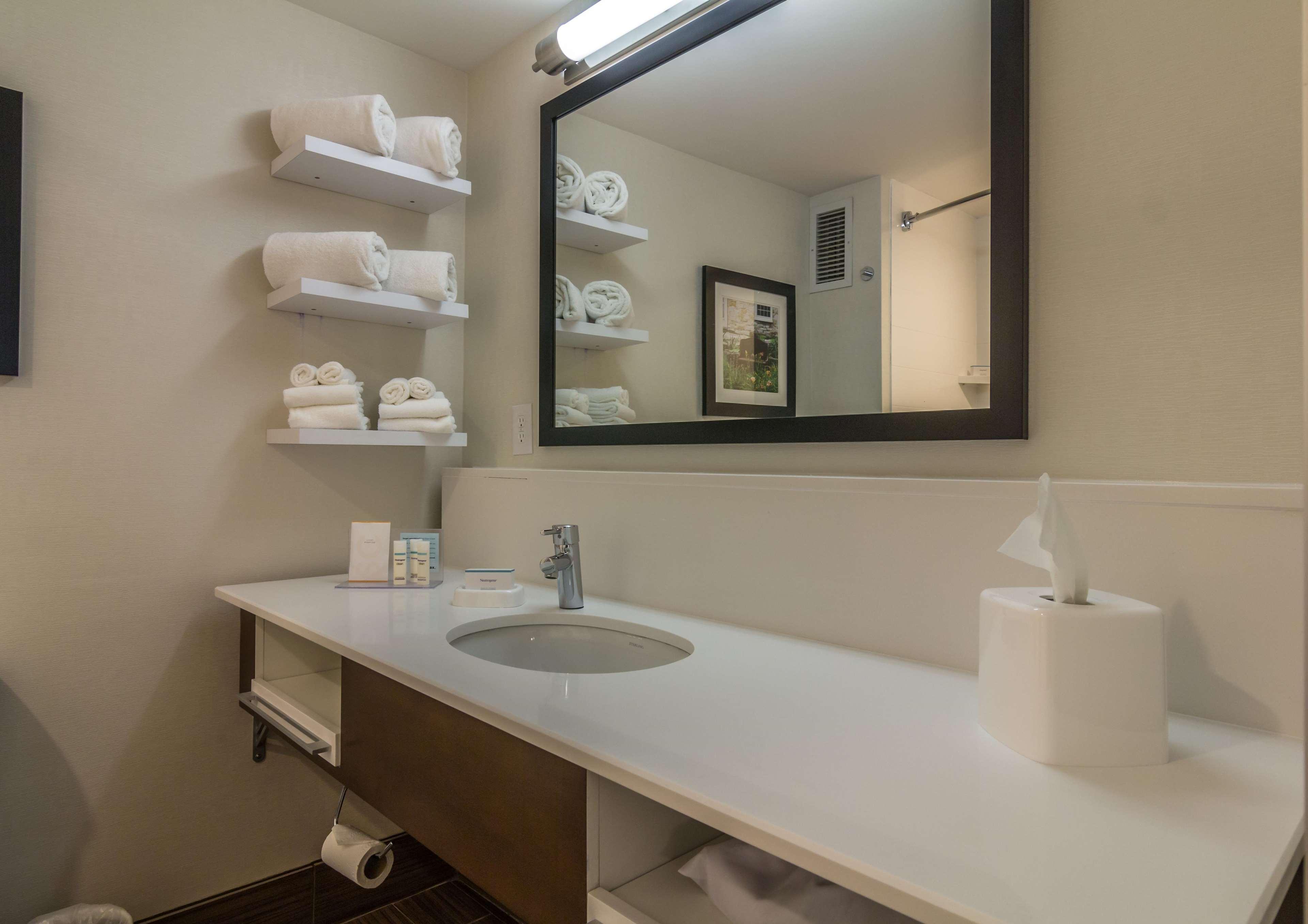 Hampton Inn Winchester-University/ Mall Bagian luar foto