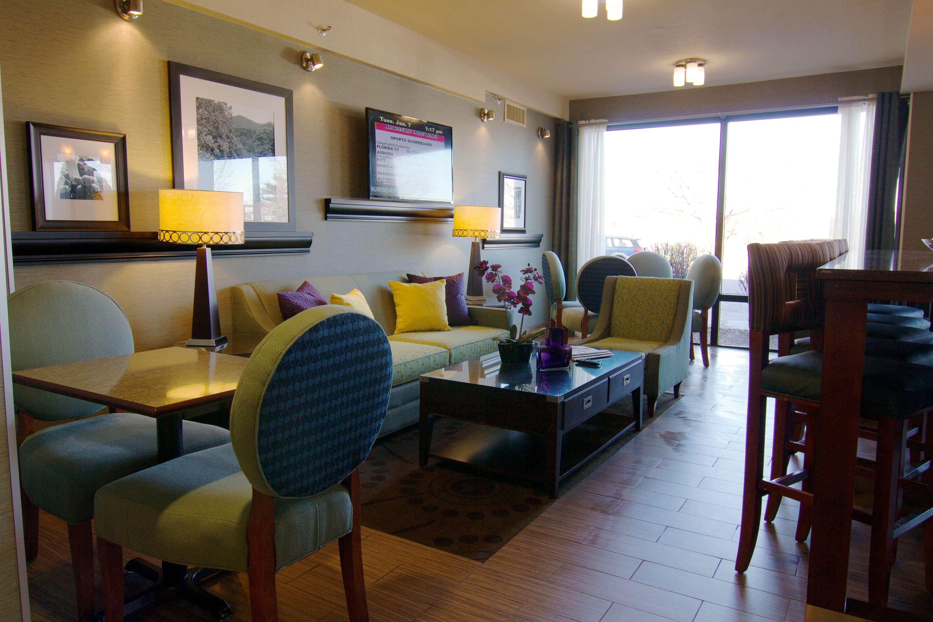 Hampton Inn Winchester-University/ Mall Bagian luar foto