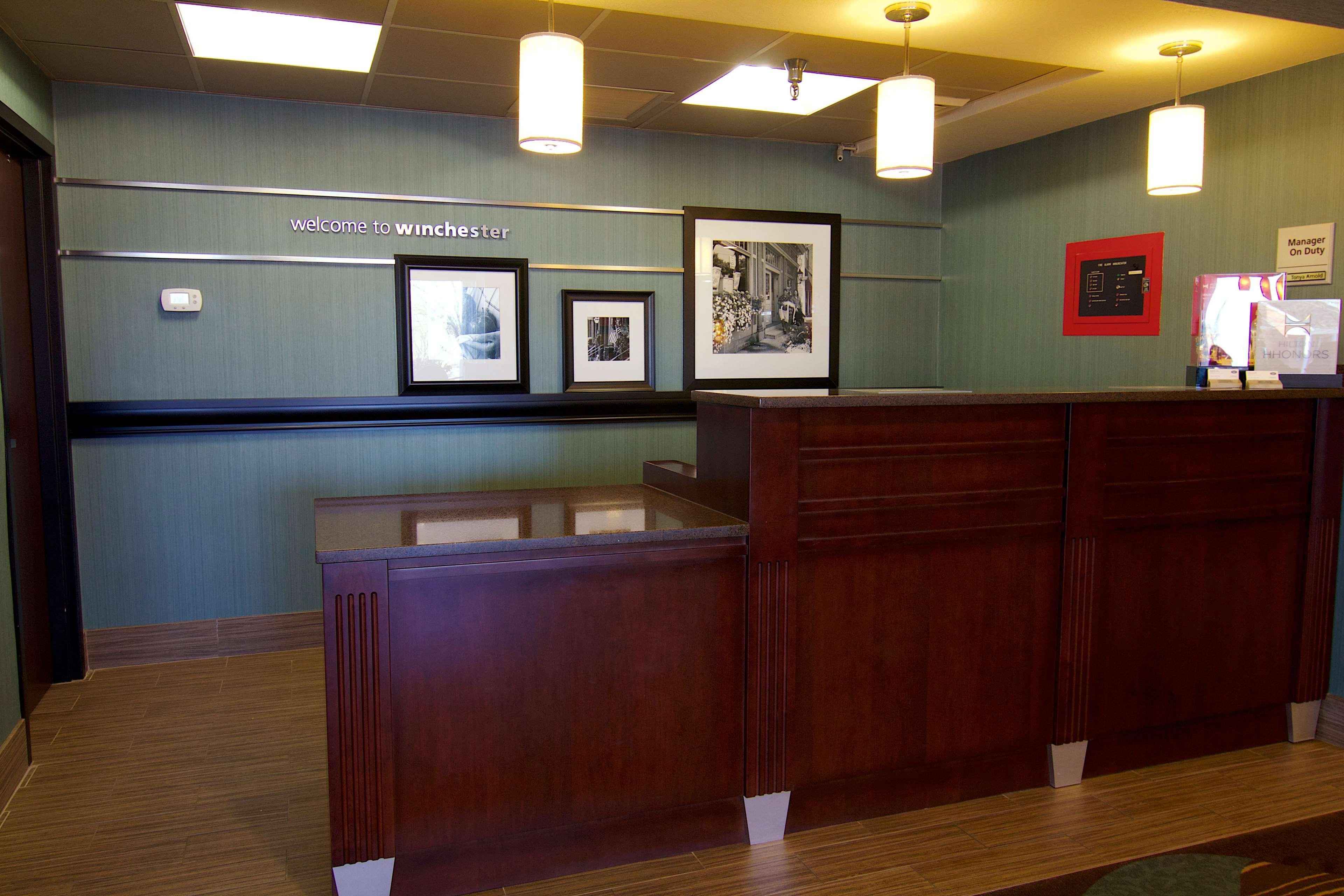 Hampton Inn Winchester-University/ Mall Bagian luar foto