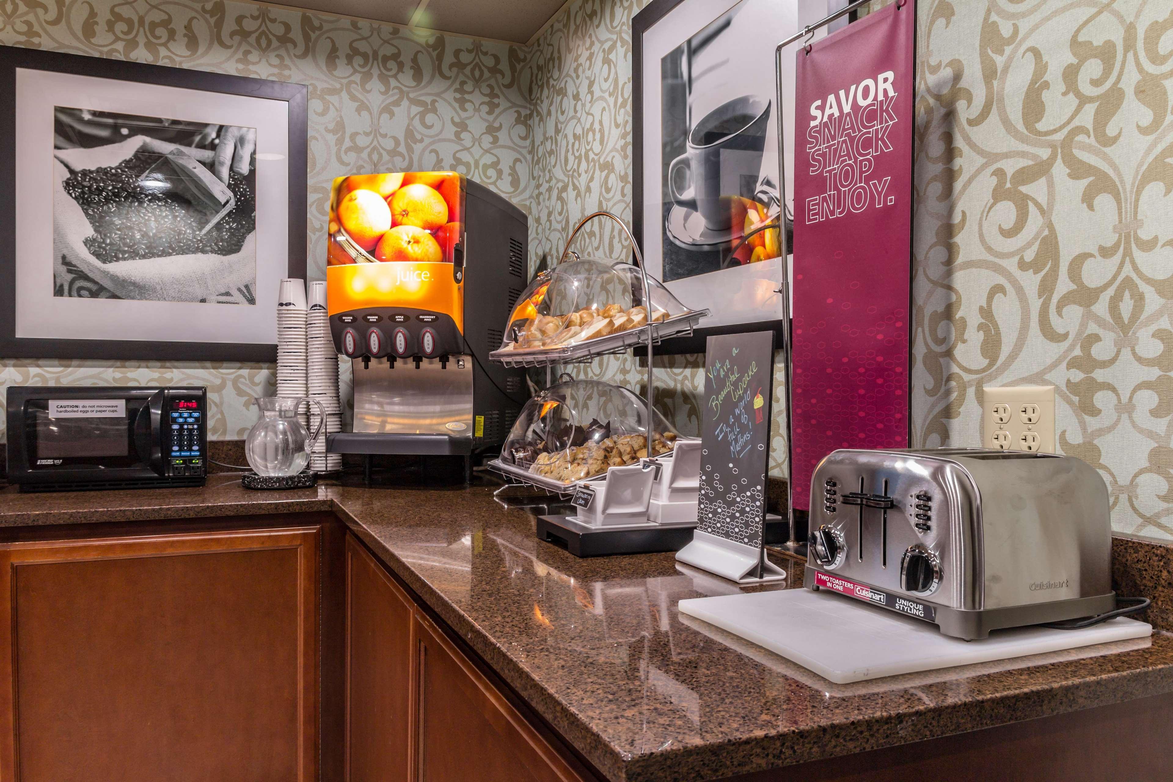 Hampton Inn Winchester-University/ Mall Bagian luar foto