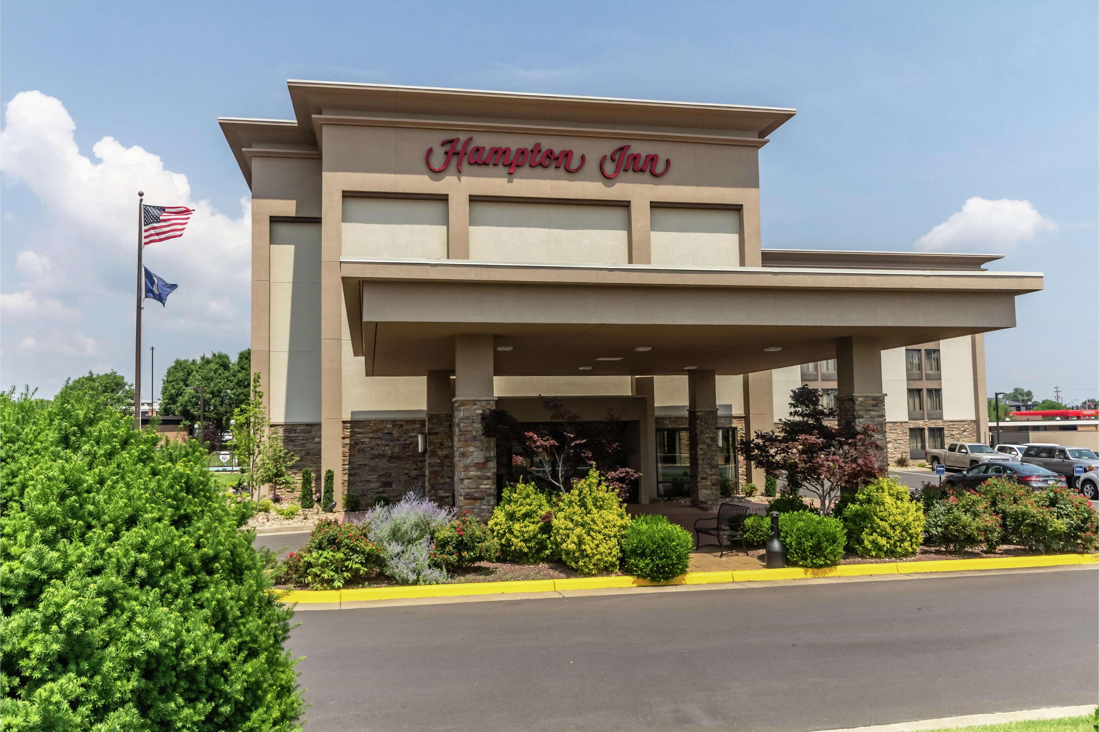 Hampton Inn Winchester-University/ Mall Bagian luar foto