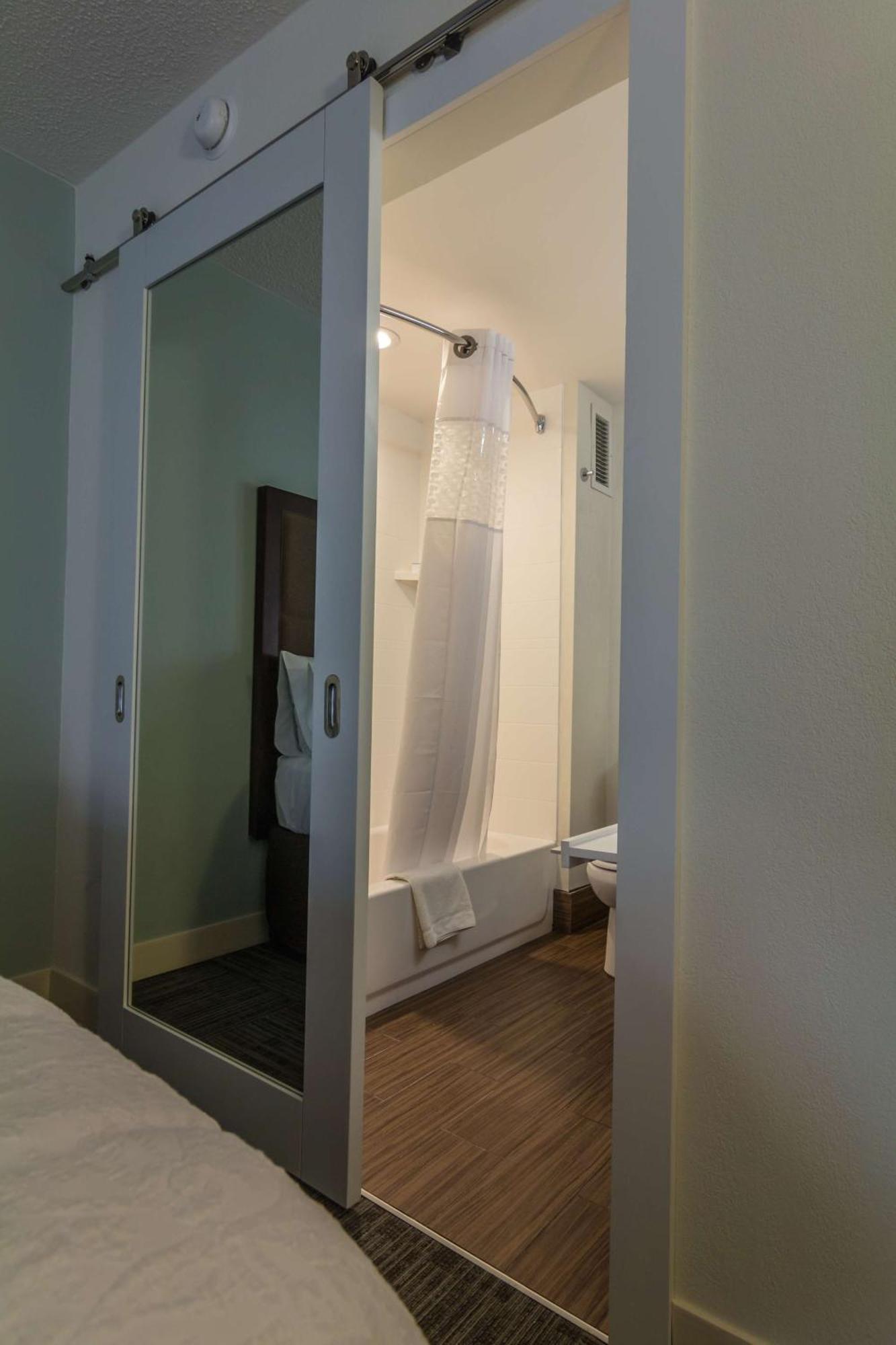 Hampton Inn Winchester-University/ Mall Bagian luar foto