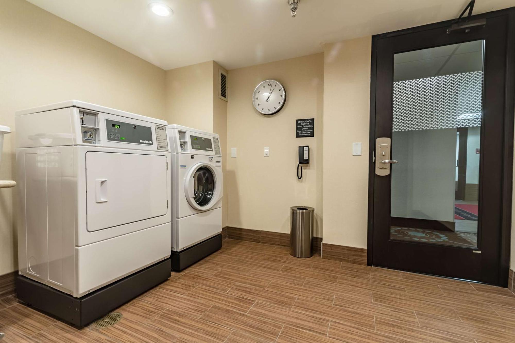 Hampton Inn Winchester-University/ Mall Bagian luar foto