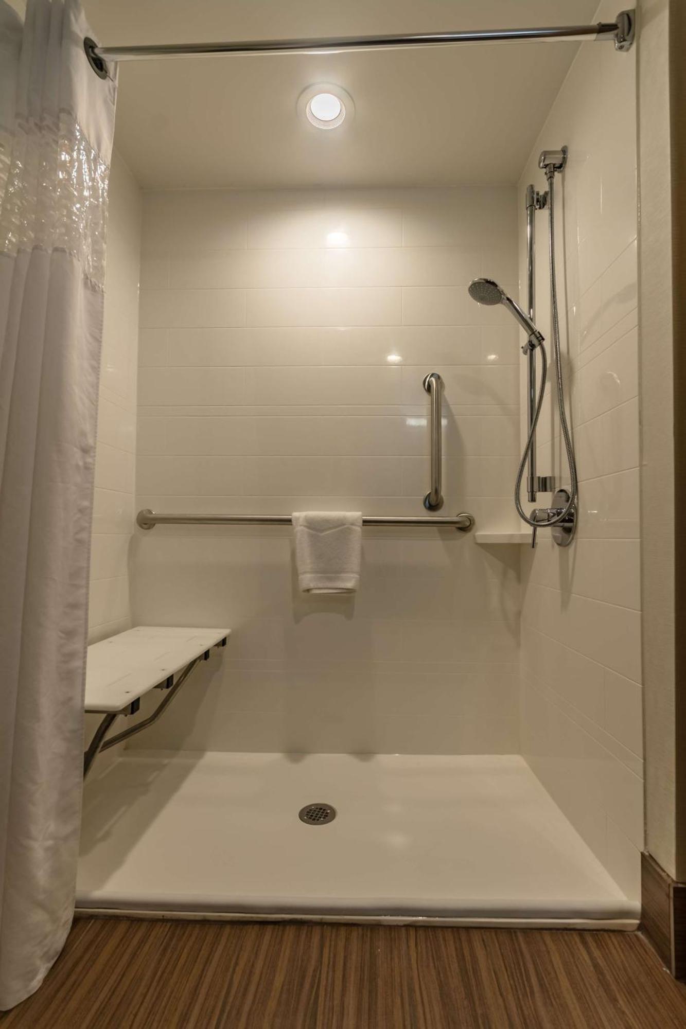 Hampton Inn Winchester-University/ Mall Bagian luar foto