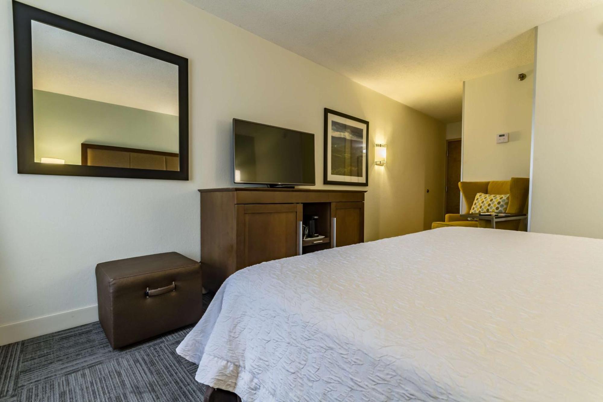 Hampton Inn Winchester-University/ Mall Bagian luar foto