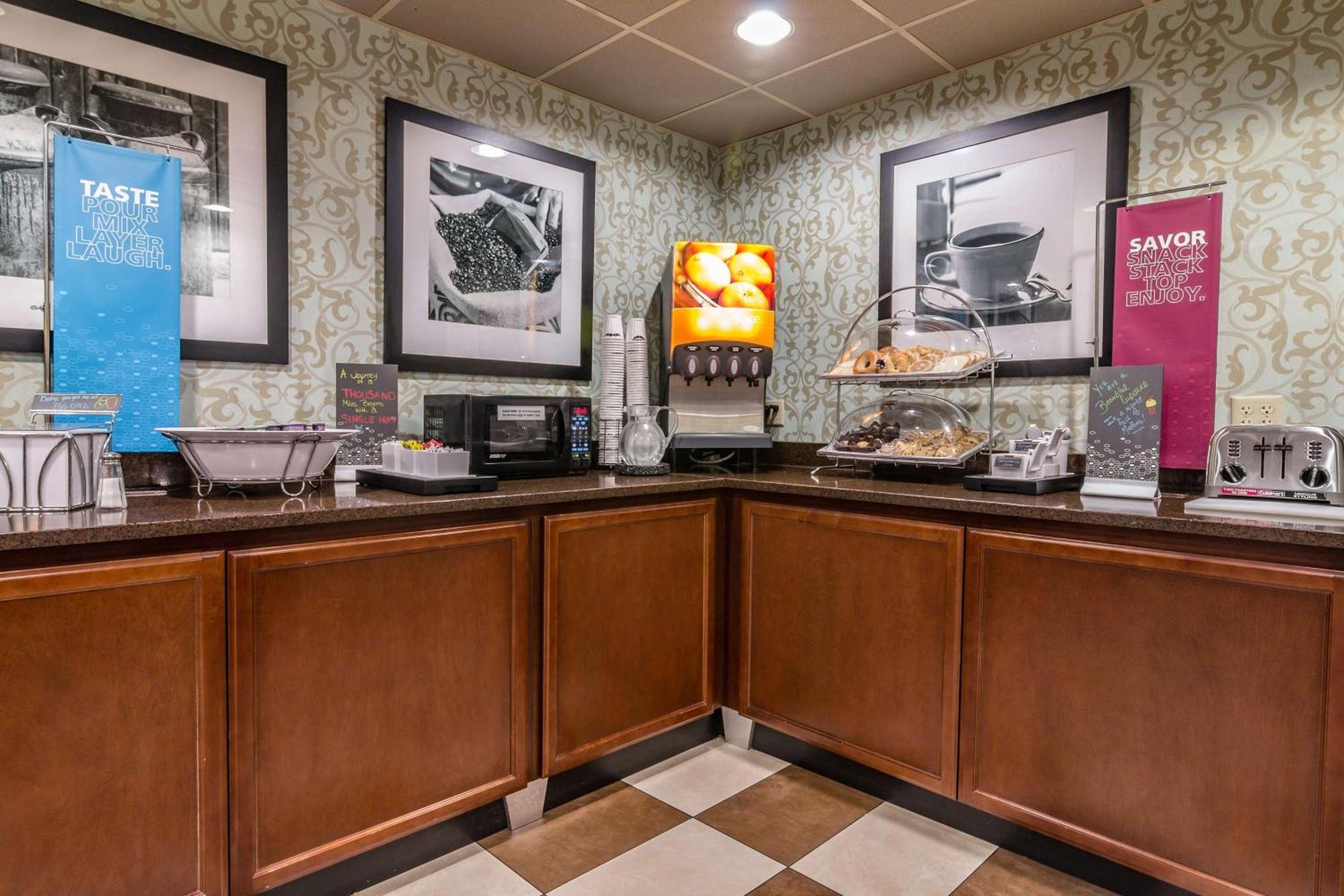 Hampton Inn Winchester-University/ Mall Bagian luar foto