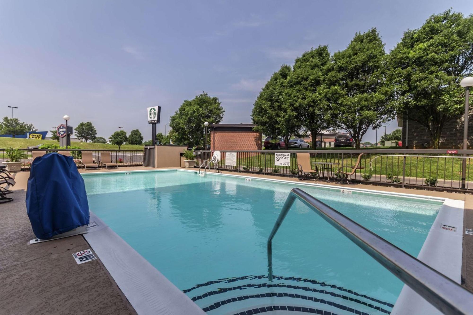 Hampton Inn Winchester-University/ Mall Bagian luar foto