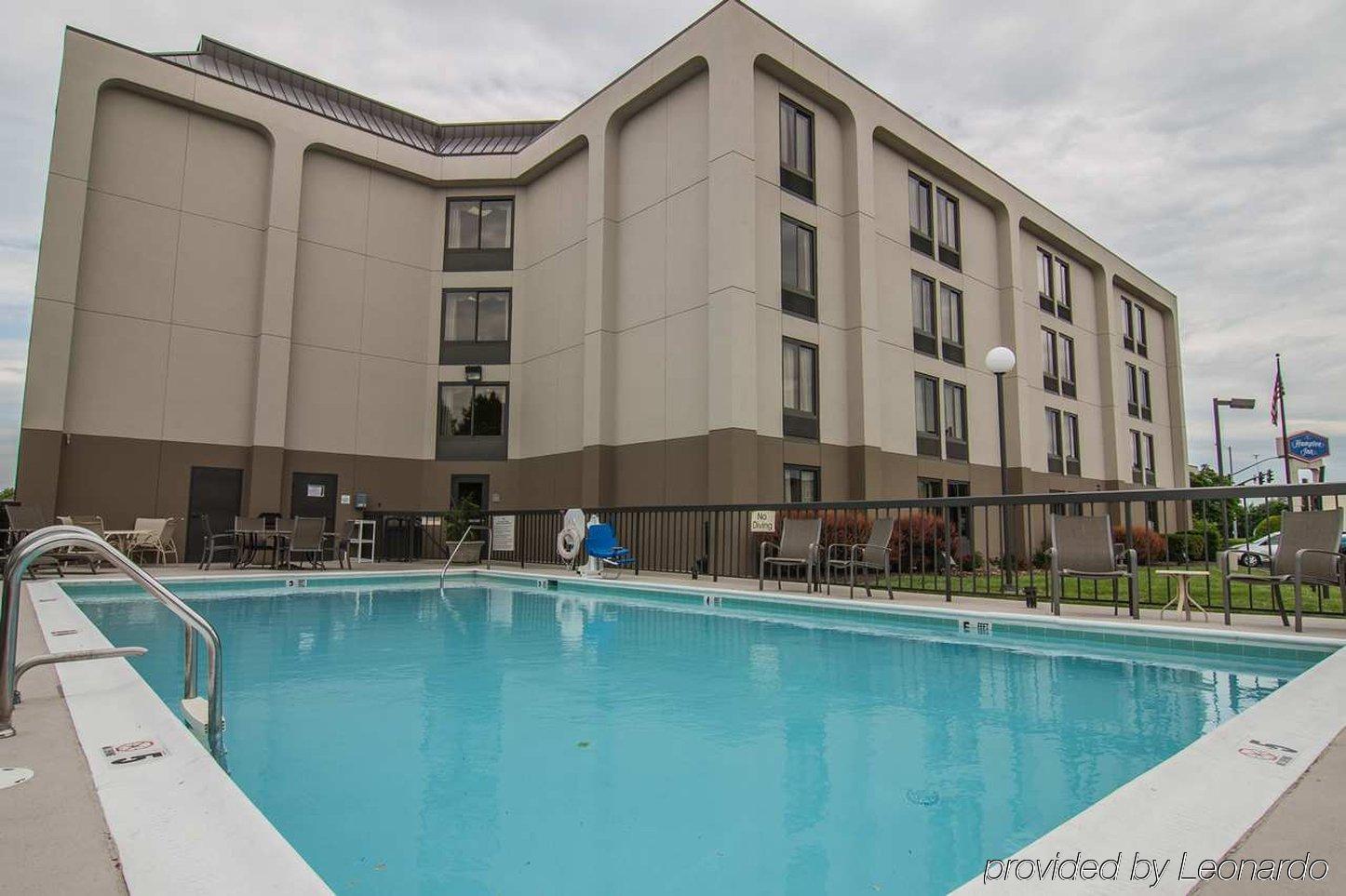 Hampton Inn Winchester-University/ Mall Bagian luar foto